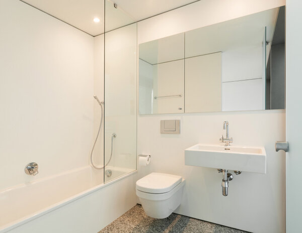 Modernes, kompaktes Badezimmer mit Toilette, Waschbecken und Dusche, praktisch und stilvoll gestaltet.