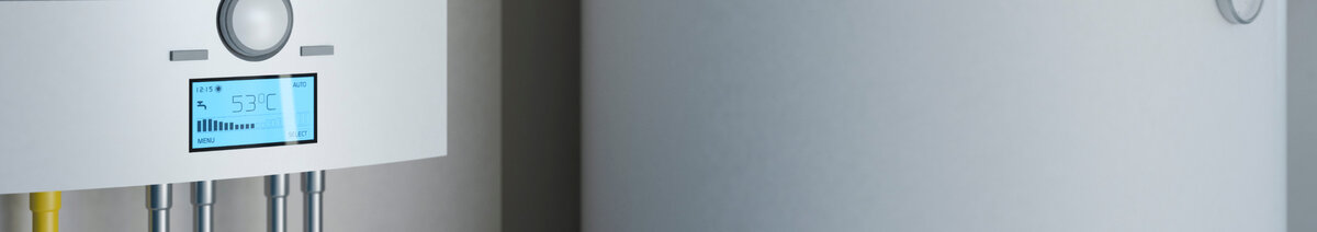 Moderne Heizungsanlage mit einem digitalen Bildschirm, der die Temperatur und den Betriebsstatus in Echtzeit überwacht.